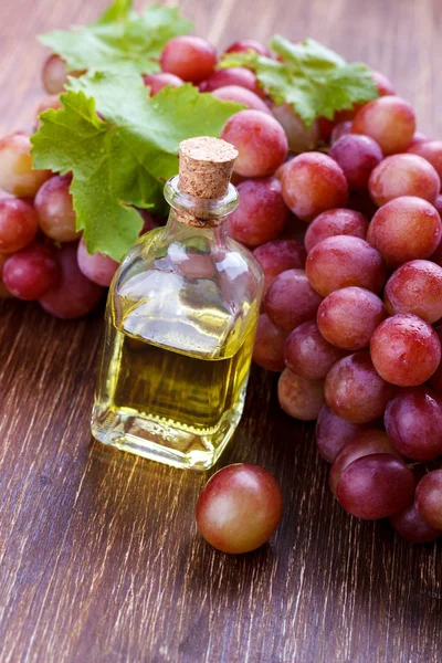 Botella con aceite de semilla de uva — Foto de Stock