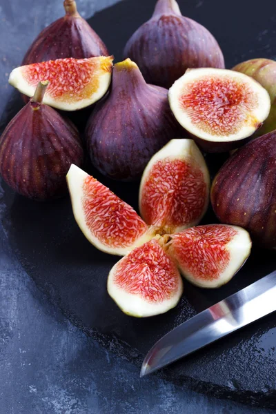 Figues mûres sur planche à découper — Photo