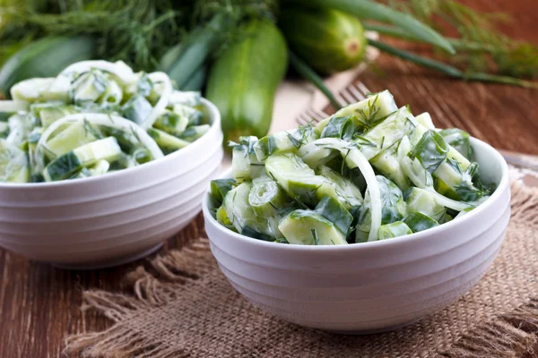 Taze salatalık ve dere otu salatası