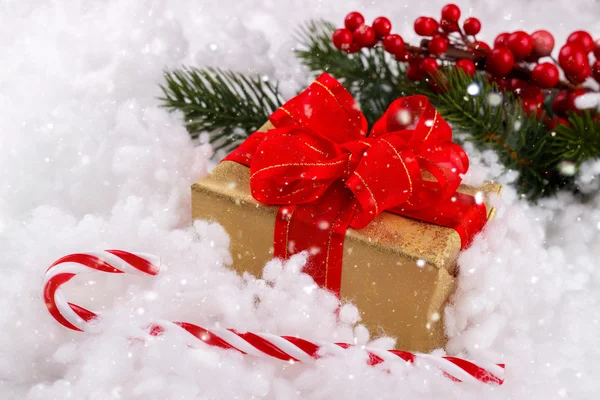 Caixa de presente de Natal na neve — Fotografia de Stock