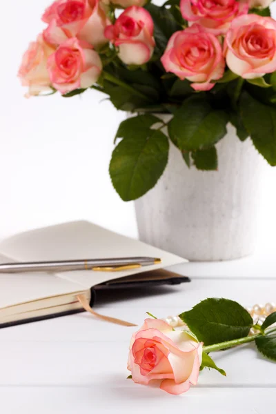 Notepad and pink roses — Stock Photo, Image