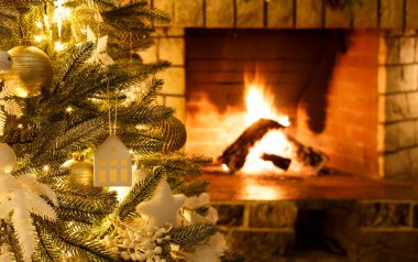 Beyaz modern süslemeleri ve şöminesi olan Noel ağacı, rahat bir festival akşamı, aile kutlaması.