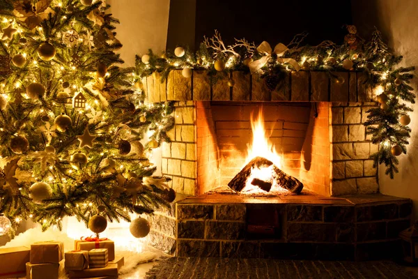 Beyaz modern süslemeleri ve şöminesi olan Noel ağacı, rahat bir festival akşamı, aile kutlaması.