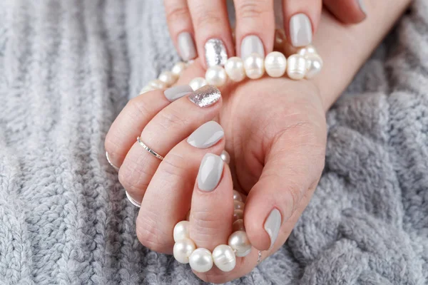 Manos Mujer Cuidadas Con Esmalte Uñas Pastel Que Sostiene Perlas — Foto de Stock