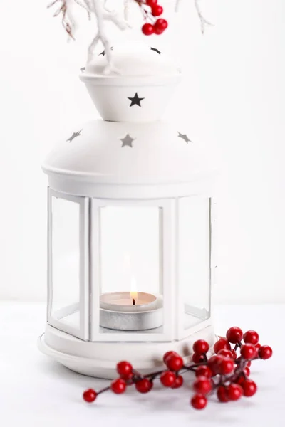 白色灯笼 点着蜡烛 枝头挂满了浆果 背景为白色 圣诞节或新年 — 图库照片