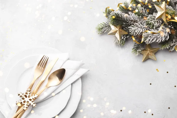 Karácsonyi Vagy Újévi Asztal Beállítása Arany Evőeszközök Fehér Asztal Kártya — Stock Fotó