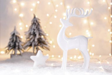 Noel ya da yeni yıl kartı şablonu, ren geyiği ve yıldızlı bayram ışıkları  