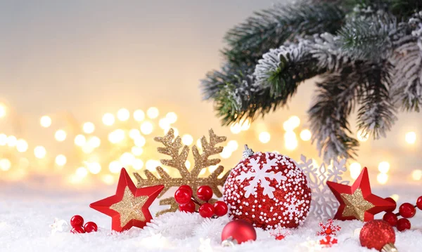 Modello Biglietto Natale Con Decorazioni Festive Rosse Dorate Sulla Neve — Foto Stock