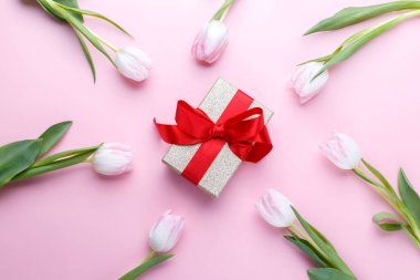 Laleler ve hediye kutusu pembe arka planda düz, romantik kart şablonu