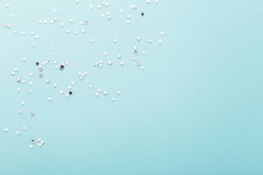 Mavi arka planda mor yıldızlar. Boşluğu kopyala, düz arkaplan