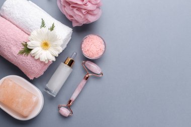 Yüz masajı için Gua sha Yeşim Roller, Yaşlanma Karşıtı Tedavi, kaplıca malzemeleriyle düz uzanma, kopyalama alanı