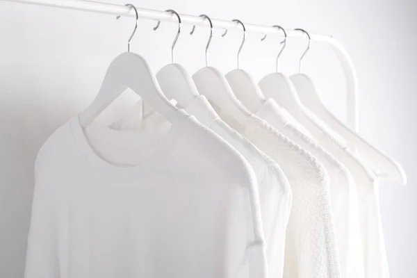 White Spring Summer Female Clothes Hanging Rack Shop — Foto Stock