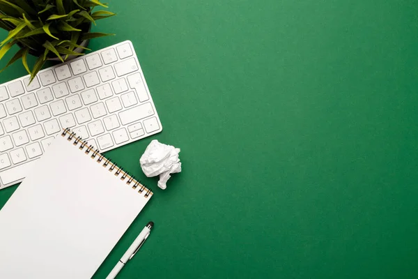 Espacio Trabajo Para Estudiantes Freelancer Con Teclado Bloc Notas Bolígrafo — Foto de Stock