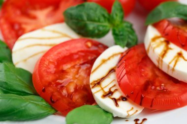 Mozzarella peyniri ve domates balzamik sosu Makro, caprese salatası