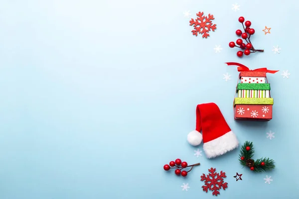 Roter Weihnachts Oder Neujahrsschmuck Beeren Sterne Und Schneeflocken Auf Blauem — Stockfoto