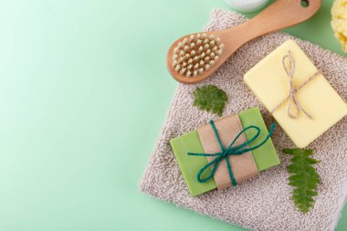 Zeytin ve argan yağlı el yapımı sabun, sıfır atık yeniden kullanılabilir banyo malzemesi yeşil arka planda