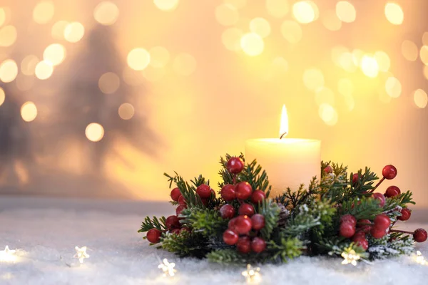 Noel kartı şablonu, mum ve kar ve bokeh ışıkları üzerindeki süsler