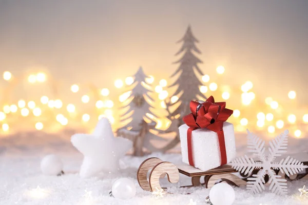 Witte Geschenkdoos Met Rood Lint Ornamenten Slee Kerstkaart Nieuwjaarskaart Met — Stockfoto