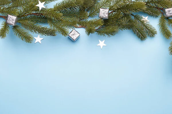 Decoraciones Plata Navidad Sobre Fondo Azul Moda Plantilla Tarjeta Felicitaciones — Foto de Stock