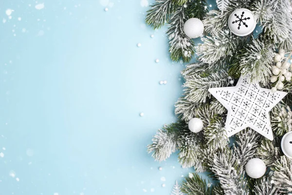 Kerst Nieuwjaarskaart Template Dennenboom Tak Met Witte Moderne Feestelijke Ornamenten — Stockfoto