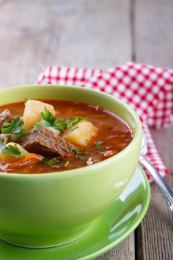 Ahşap masa üzerinde lahana çorbası