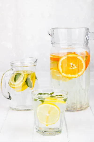 Zdravé limonády z citronu, vápno a oranžové — Stock fotografie