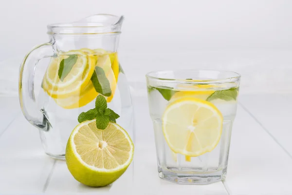 Limonada saudável de limão, limão e hortelã na mesa branca — Fotografia de Stock