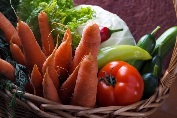 Cesta con verduras — Foto de Stock