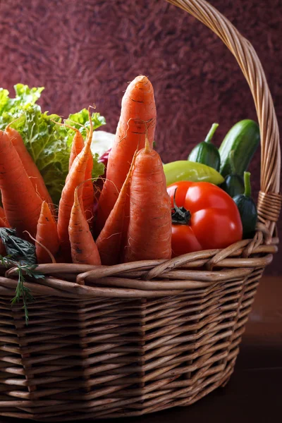 Cesta con verduras — Foto de Stock