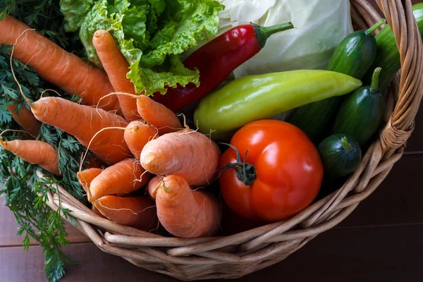 Cesta con verduras — Foto de Stock