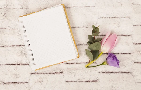 Bahar çiçek: Pembe Lale ve defter yakınındaki Lila eustoma