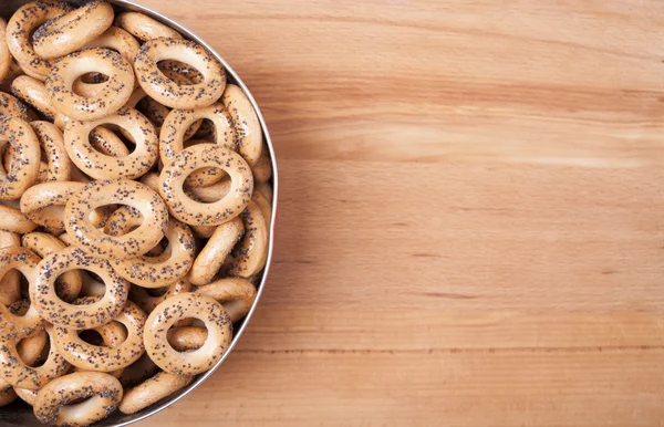 Kuru ekmek-halkalar ile haşhaş tohumu.