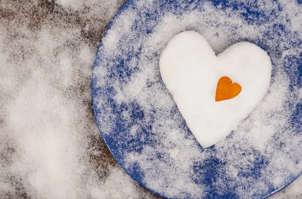 Küçük portakal kalp ile dekore edilmiş büyük kar kalp