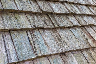 Eski kahverengi ve gri ahşap çatı Zona