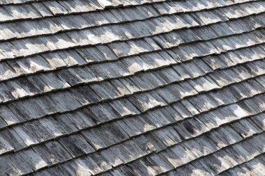 Eski kahverengi ve gri ahşap çatı Zona