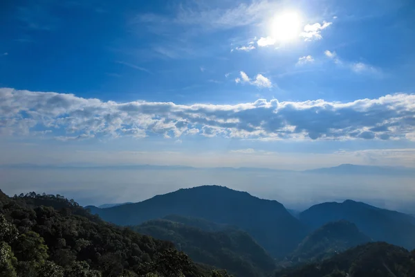 Forrest dağ manzaralı güneş ışığı, bulut sis ve mavi gökyüzü yağmur