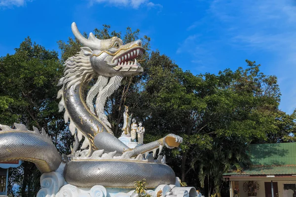Dragão de prata no templo chinês plubic com céu azul — Fotografia de Stock