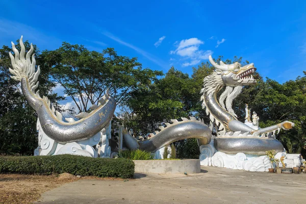 Dragão de prata no templo chinês plubic com céu azul — Fotografia de Stock