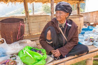 Doi Ang Khang, Chang Mai, Tayland - 11 Ocak 2016 - Tanımlanamayan yaşlı kadın Doi Ang Khang Chiang Mai, Tayland