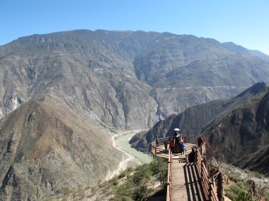 Lijiang, Çin - 21 Ekim 2015 'te Çin' in Lijiang kentinde Yangtze Nehri 'nin ilk kıvrımında kimliği belirsiz turist