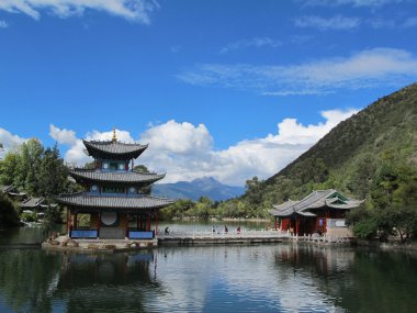 Lijiang, Çin - 18 Ekim 2015 'te Lijiang, Yunnan, Çin' de Heilongtan, Kara Ejder Havuzu