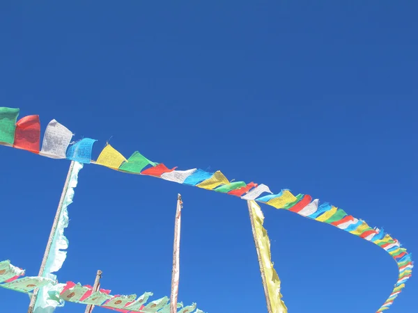 空を背景にマントラとチベットの旗 — ストック写真