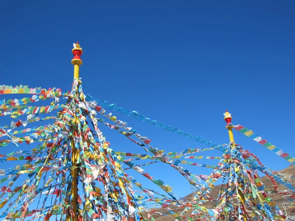 gökyüzü arka plan üzerinde mantra ile Tibet bayrakları