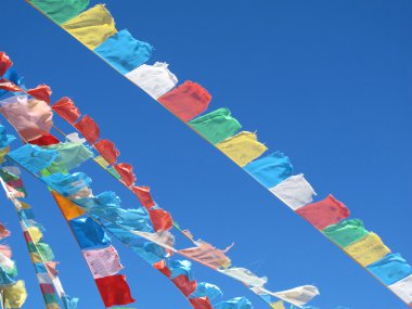 gökyüzü arka plan üzerinde mantra ile Tibet bayrakları