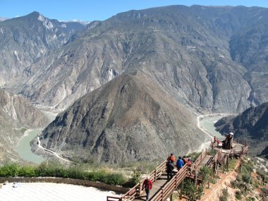 Lijiang, Çin - 21 Ekim 2015 'te Çin' in Lijiang kentinde Yangtze Nehri 'nin ilk kıvrımında kimliği belirsiz turist