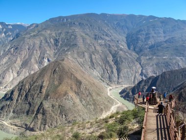 Yunnan, Çin - 21 Ekim 2015: Kimliği belirsiz turist Yangtze Nehri Yunnan Omega Bend, Çin