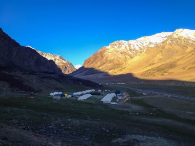 Sarchu Leh - Manali karayolu, çadır kamp. Leh - Manali bir otoban kuzey Hindistan'da Leh Ladakh Jammu ve Keşmir devlet ve Manali Himachal Pradesh devlet bağlayan yoldur.