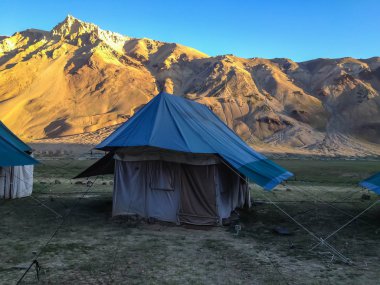 Sarchu Leh - Manali karayolu, çadır kamp. Leh - Manali bir otoban kuzey Hindistan'da Leh Ladakh Jammu ve Keşmir devlet ve Manali Himachal Pradesh devlet bağlayan yoldur.
