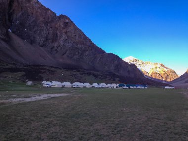 Sarchu Leh - Manali karayolu, çadır kamp. Leh - Manali bir otoban kuzey Hindistan'da Leh Ladakh Jammu ve Keşmir devlet ve Manali Himachal Pradesh devlet bağlayan yoldur.