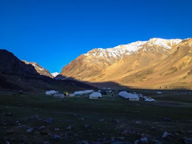 Sarchu Kampı, Manali- Leh, Ladakh, Hindistan - 6 Temmuz 2014: Sarchu kamp çadırı, Manali-Leh karayolu, Ladakh, Hindistan